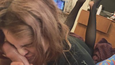 தொண்டை டிக், கிழிந்த பேன்டிஹோஸ் மற்றும் கிழிந்த ஹீல்ஸ் சந்திக்க நன்றாக இருக்கிறது